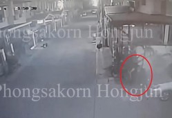 泰国泼水节孕妇路边分娩后继续狂欢，女婴在垃圾桶旁夭折