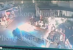 泰国泼水节孕妇路边分娩后继续狂欢，女婴在垃圾桶旁夭折